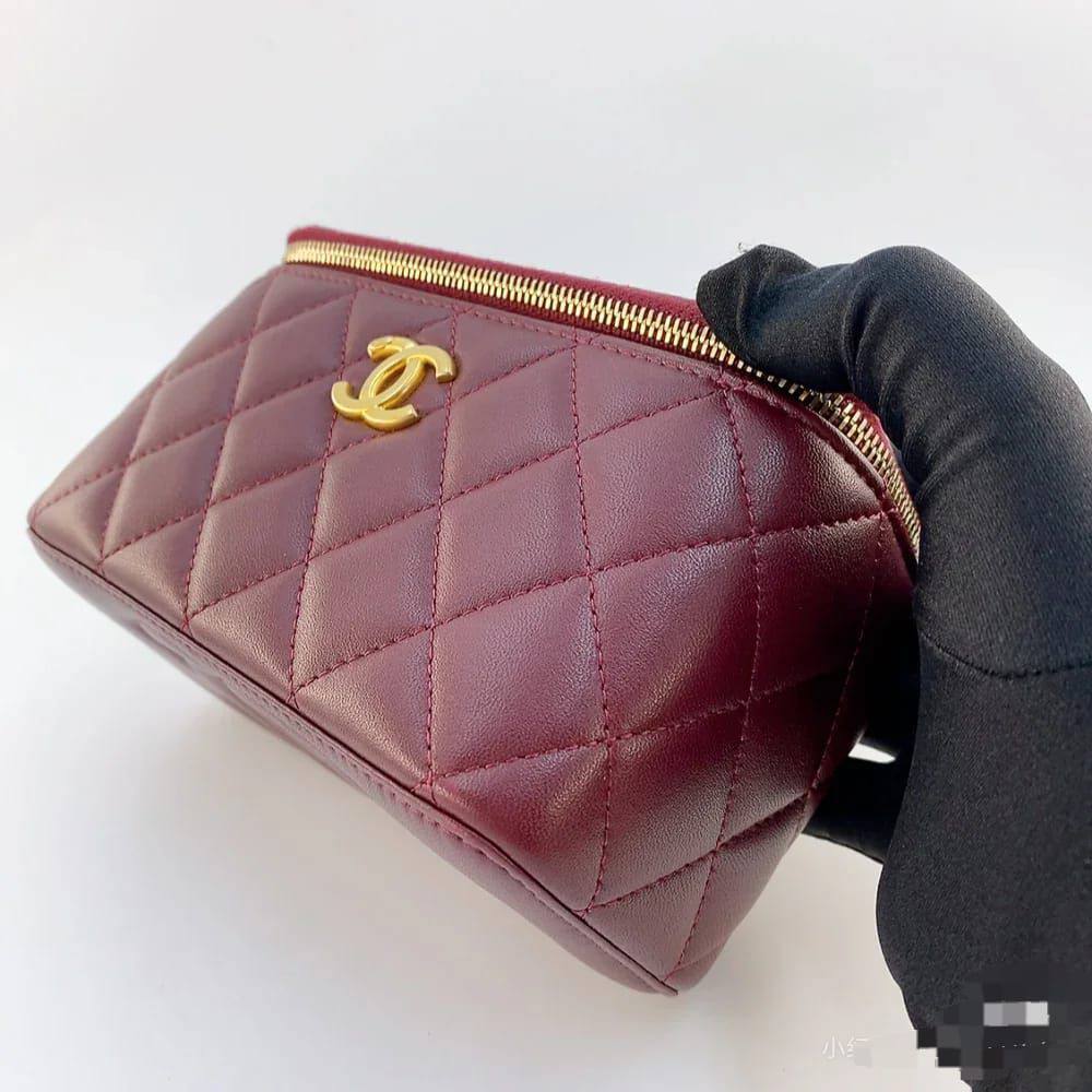 Chanel Makeup Style

95 dhs🪙💕
small size:12*11*7.5

100 dhs🪙💕
big size：17.5*8.5*11

with box
🎁🎁🎁
Very good quality

Zain07
♥️♥️♥️