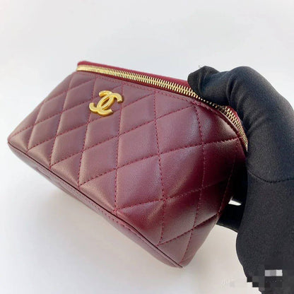 Chanel Makeup Style

95 dhs🪙💕
small size:12*11*7.5

100 dhs🪙💕
big size：17.5*8.5*11

with box
🎁🎁🎁
Very good quality

Zain07
♥️♥️♥️