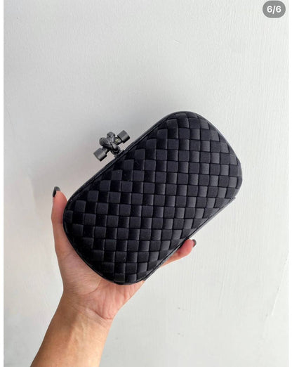 Bottega 
, good quality, 
with box, 
🎁🎁🎁

size... 21*11 cm 
110 dhs✅

Zain12
♥️♥️♥️
