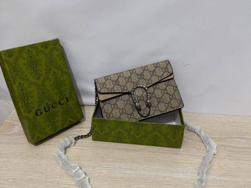 Gucci
85 dhs🇦🇪

with box
🎁🎁🎁

size 20cm

Zain26
♥️♥️♥️