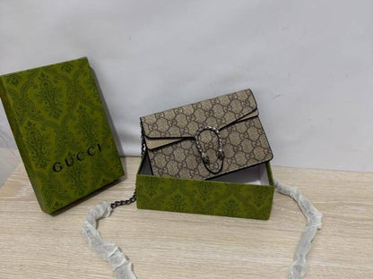 Gucci
85 dhs🇦🇪

with box
🎁🎁🎁

size 20cm

Zain26
♥️♥️♥️