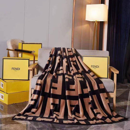 Master blanket 
Good quality 
Velvet 
Size 150*200
With boxes 🧳🧳🧳
45 dhs🪙💚

Zain99