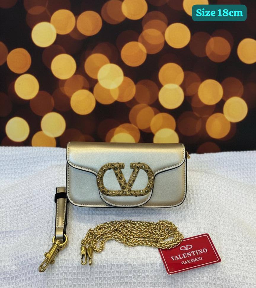 Valentino
Best quality 

with box’s 
🎁🎁🎁

95 dhs🪙💚
size 18cm

Zain158
♥️♥️♥️