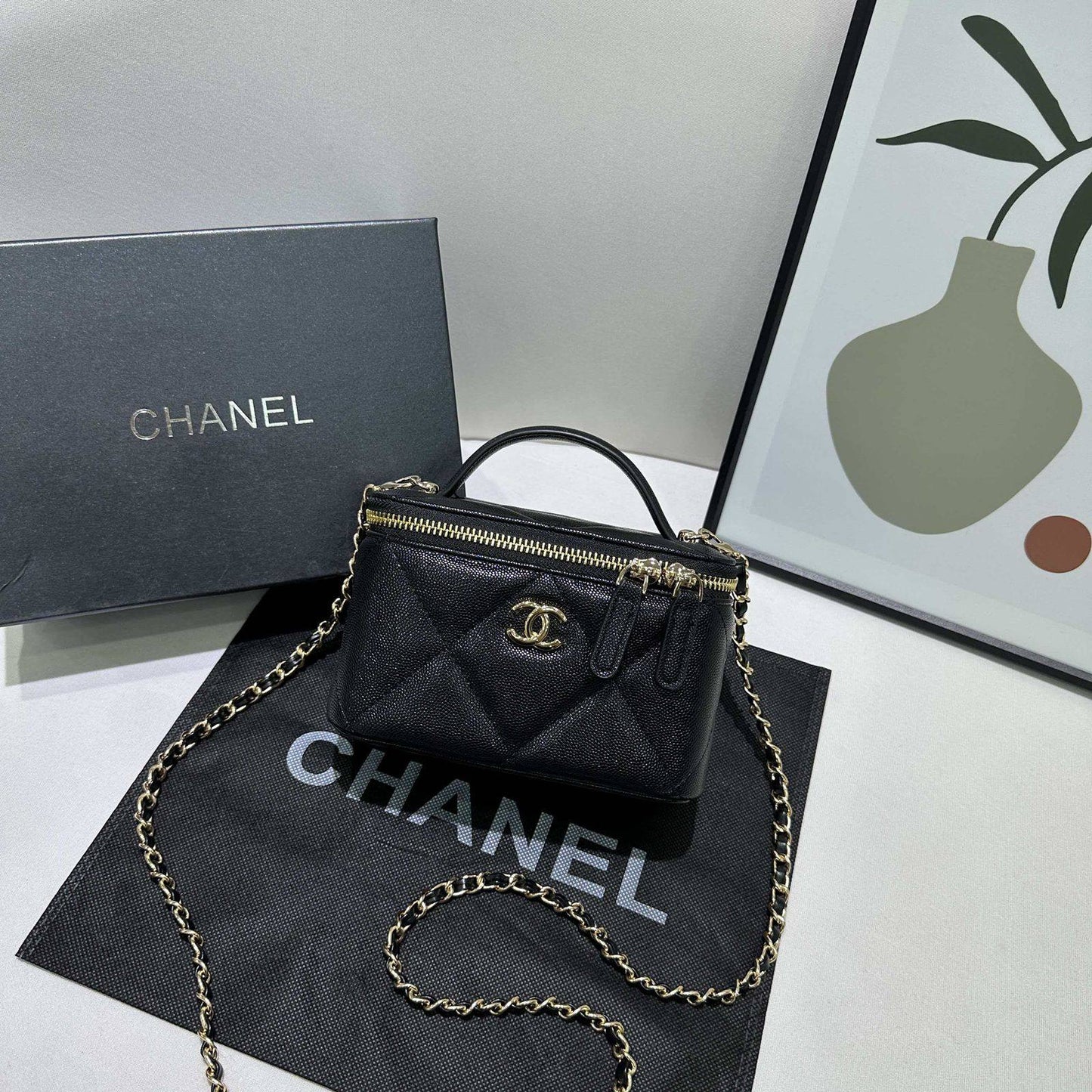 Chanel
withbox 
🎁🎁🎁

95 dhs❣️

Zain143
♥️♥️♥️