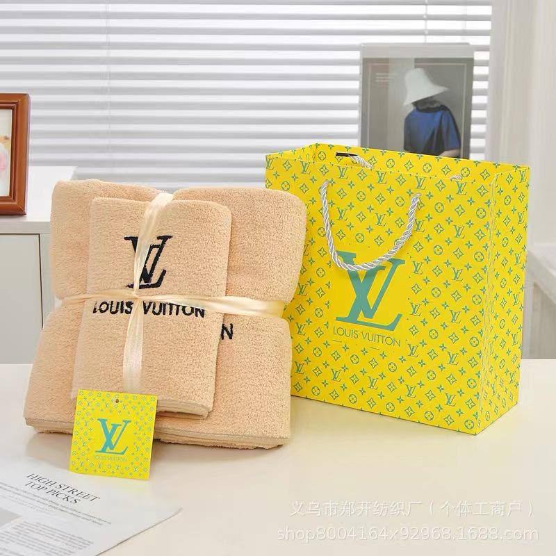 Towel one set
 with paper bag 
45 dhs💓

Zain295
♥️♥️♥️