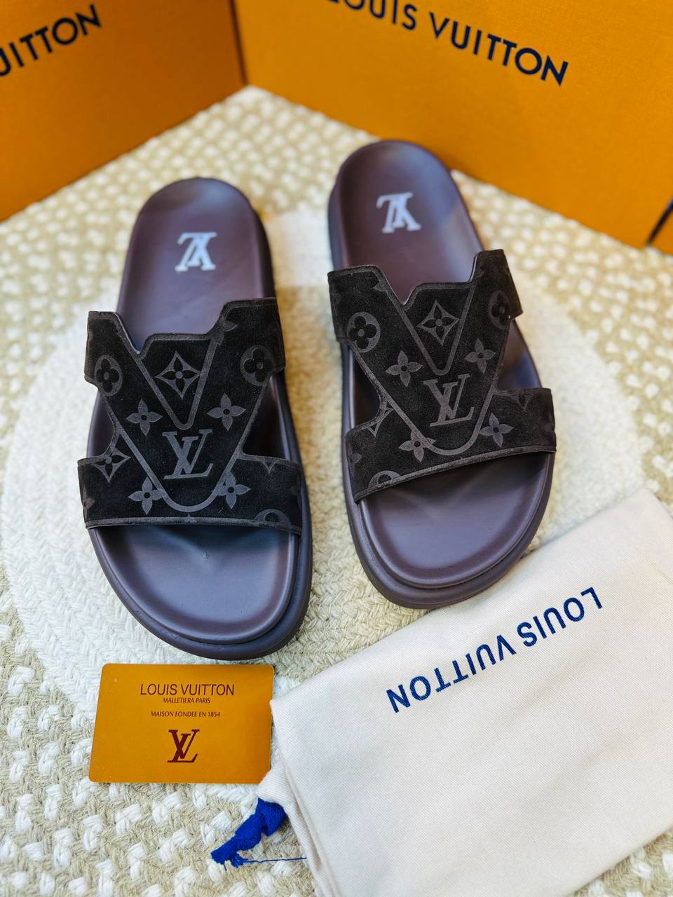 Slippers
High quality 
size 40-46 
200 dhs🪙🌨️

Zain132
♥️♥️♥️