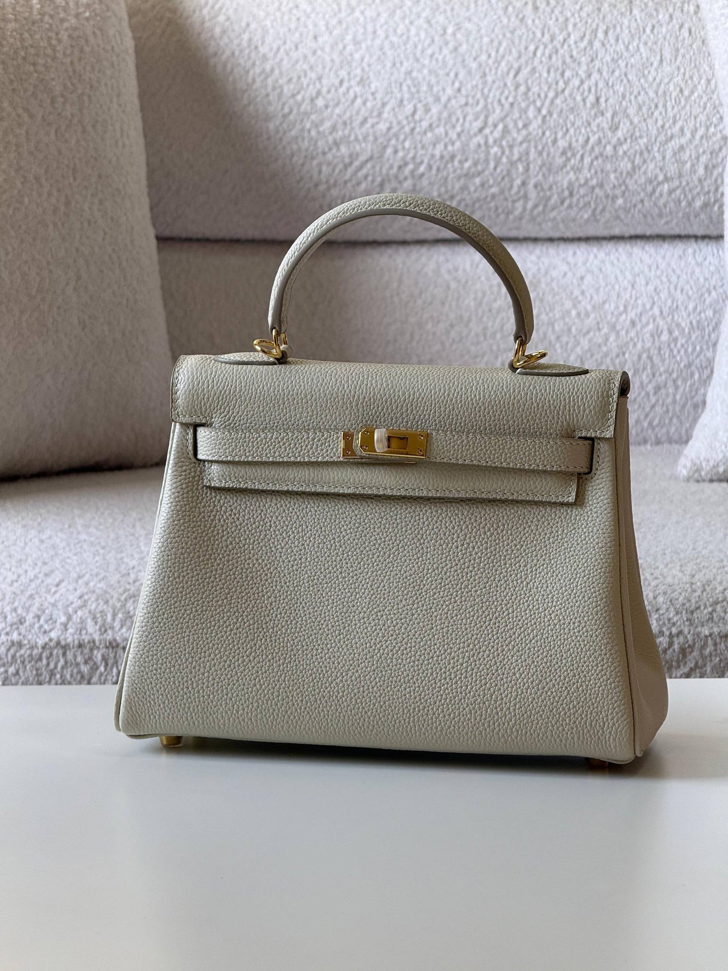 Hermes

kelly 25cm💕

master quality😍with box❤️
🎁🎁🎁

400 dhs❤️💚❤️

Zain52
♥️♥️♥️