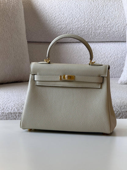 Hermes

kelly 25cm💕

master quality😍with box❤️
🎁🎁🎁

400 dhs❤️💚❤️

Zain52
♥️♥️♥️