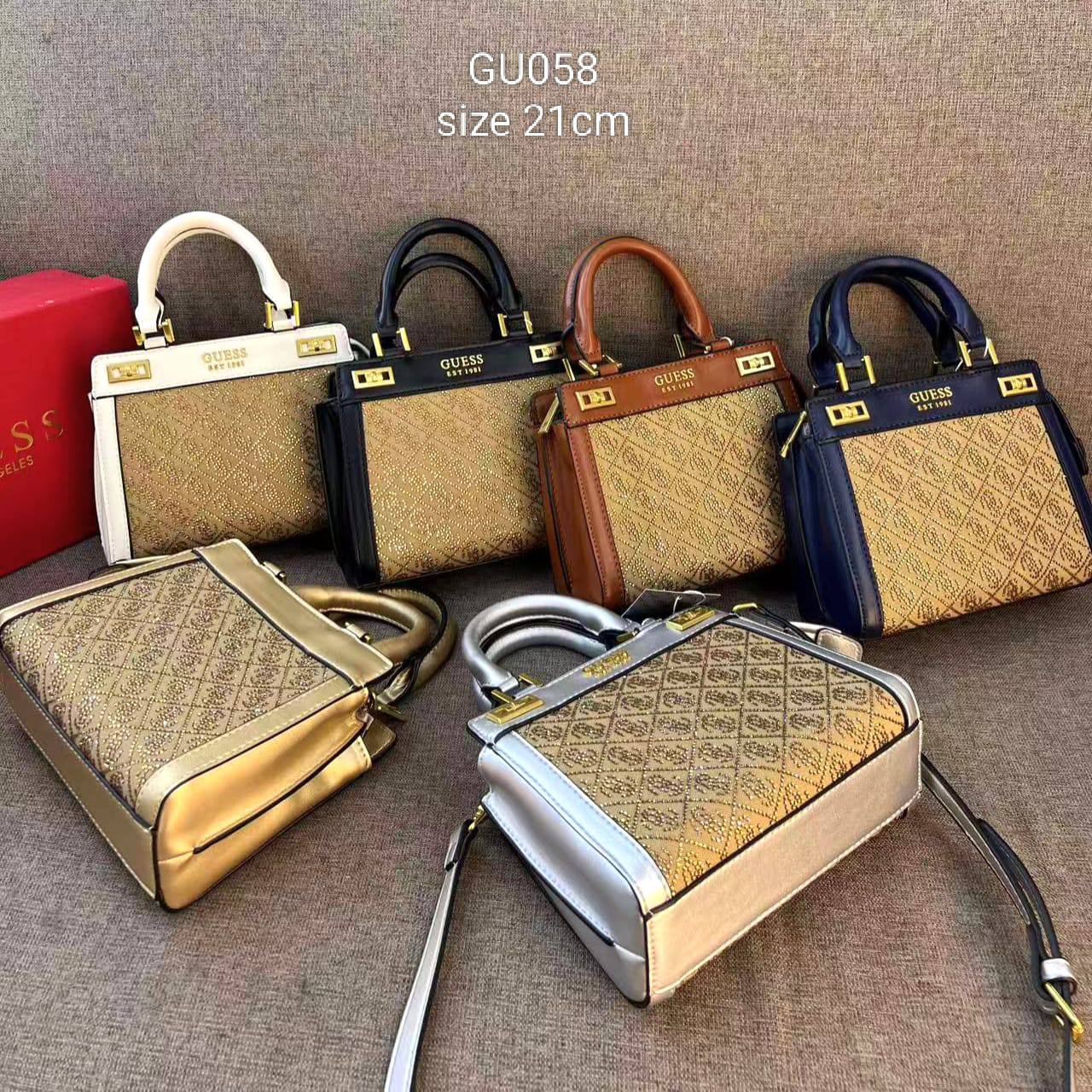 Guess

90 dhs❣️ 
with box 
🎁🎁🎁

high quality  new
21 cm

Zain26
♥️♥️♥️