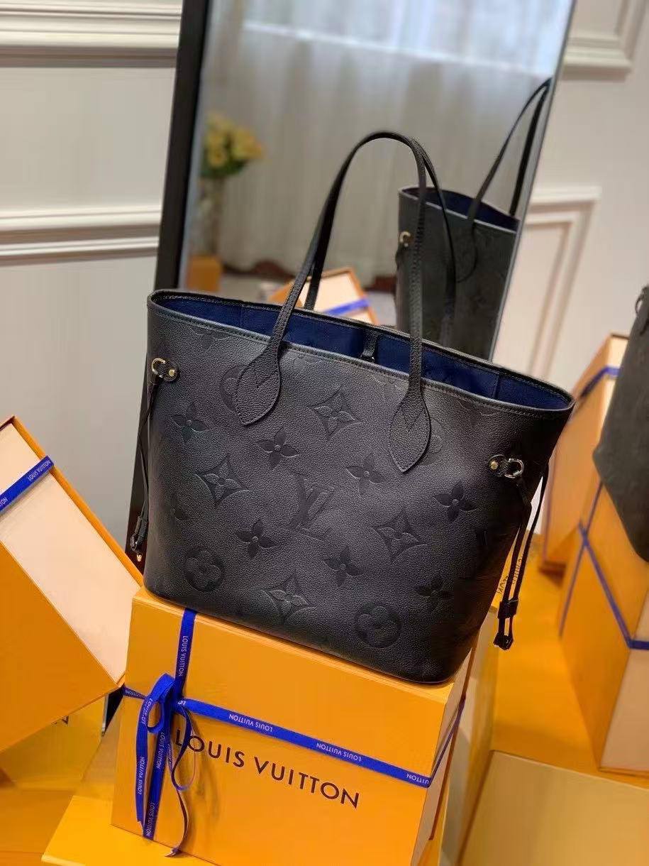 LV
very good quality
125 dhs🇦🇪
46*30*31cm

Zain161
♥️♥️♥️