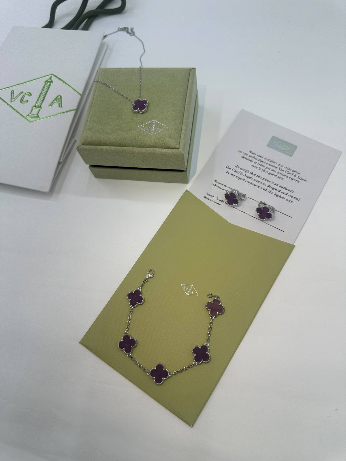 Van Cleef & Arpels🔥 Medium size🦋

 Necklace 💥
 Earring 🍁
 Bracelet 🔥

 Master quality 💯 
With normal boxes 🗃️ 
200 dhs🇦🇪🇦🇪

 With master box 🗃️
220 dhs🇦🇪🇦🇪

Zain216
♥️♥️♥️