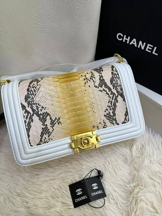CHANEL ✨
Good quality 💯
Size 26cm
110 dhs✅
With box 📦

Zain70
♥️♥️♥️