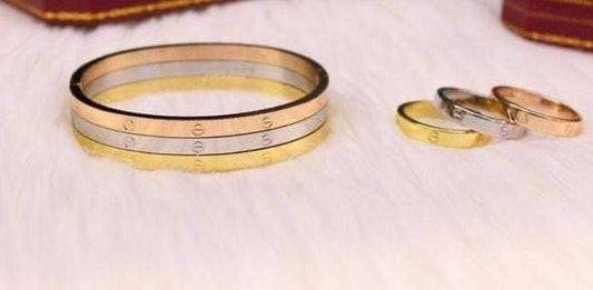 Cartier Set
3 Ring 3 Bangle
90 dhs💓
with brand box 🎁

Zain25
♥️♥️♥️