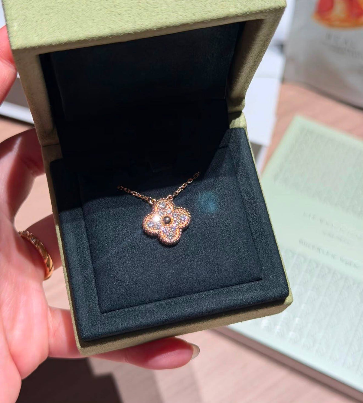 VCA 😍
Necklace❤️‍🔥
Master quality 💯
With normal boxes 🗃️ 
45 dhs🇦🇪🇦🇪🇦🇪


With master box 📦 
80 dhs🇦🇪🇦🇪🇦🇪

Zain216
♥️♥️♥️