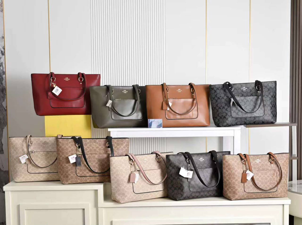 Coach 
85 dhs✅
size 43×10×26cm

Zain42
♥️♥️♥️