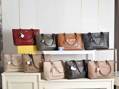 Coach 
85 dhs✅
size 43×10×26cm

Zain42
♥️♥️♥️