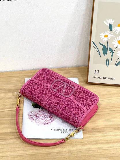 Valentino 
Good Quality 

With Box 🎁🎁🎁

110 dhs❣️

Zain250
♥️♥️♥️