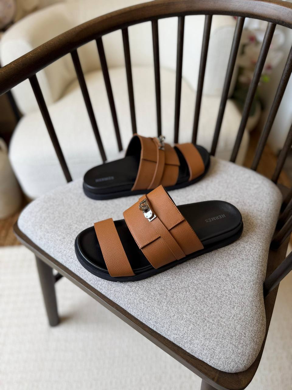 HERMES SLIPPER
*AAA QUALITY*
*size: 40 to 47*
450 dhs✅

Zain185
♥️♥️♥️