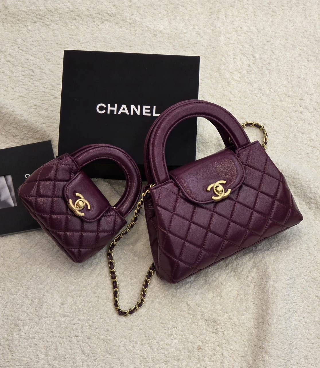 Chanel

 20Cm 
230 dhs🌺

 12Cm
170 dhs🌺

     WITH BOX
🎁🎁🎁

Zain131
♥️♥️♥️