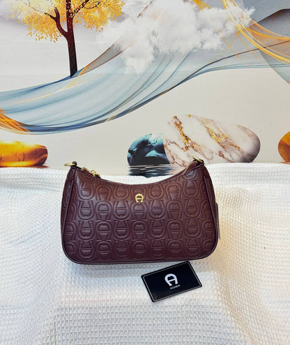 AIGNER
Best quality with box
100 dhs💓
size 24CM

Zain290
♥️♥️♥️