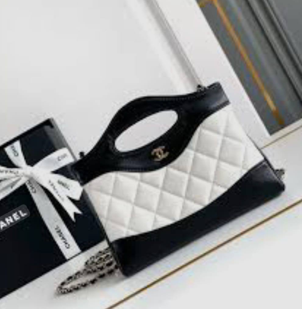 Chanel
⚡21cm
95 dhs✅
⚡with box🎁🎁🎁

Zain118
♥️♥️♥️