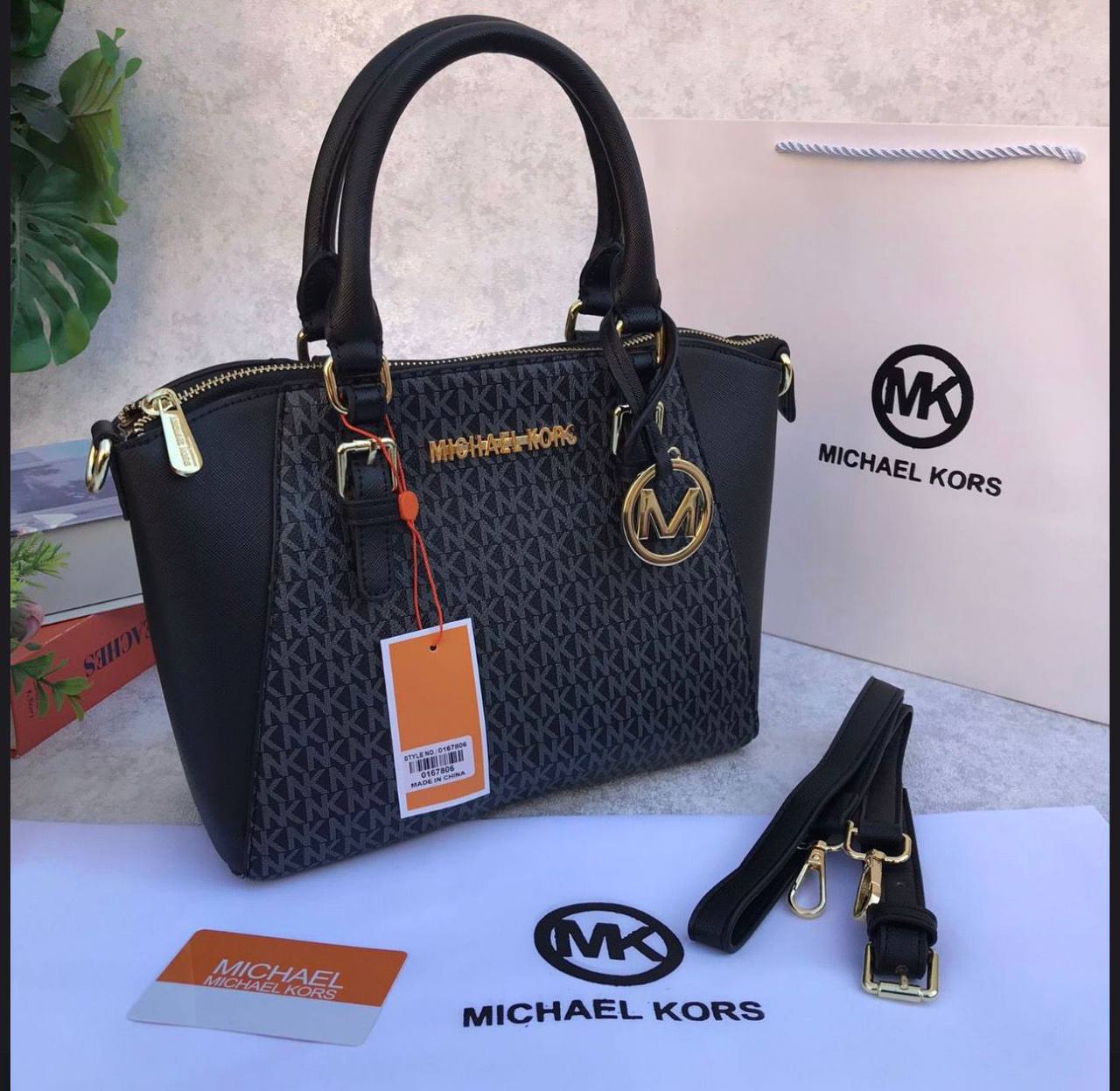 MK
95 dhs🇦🇪
size：26×22×12cm
Good quality

Zain35
♥️♥️♥️