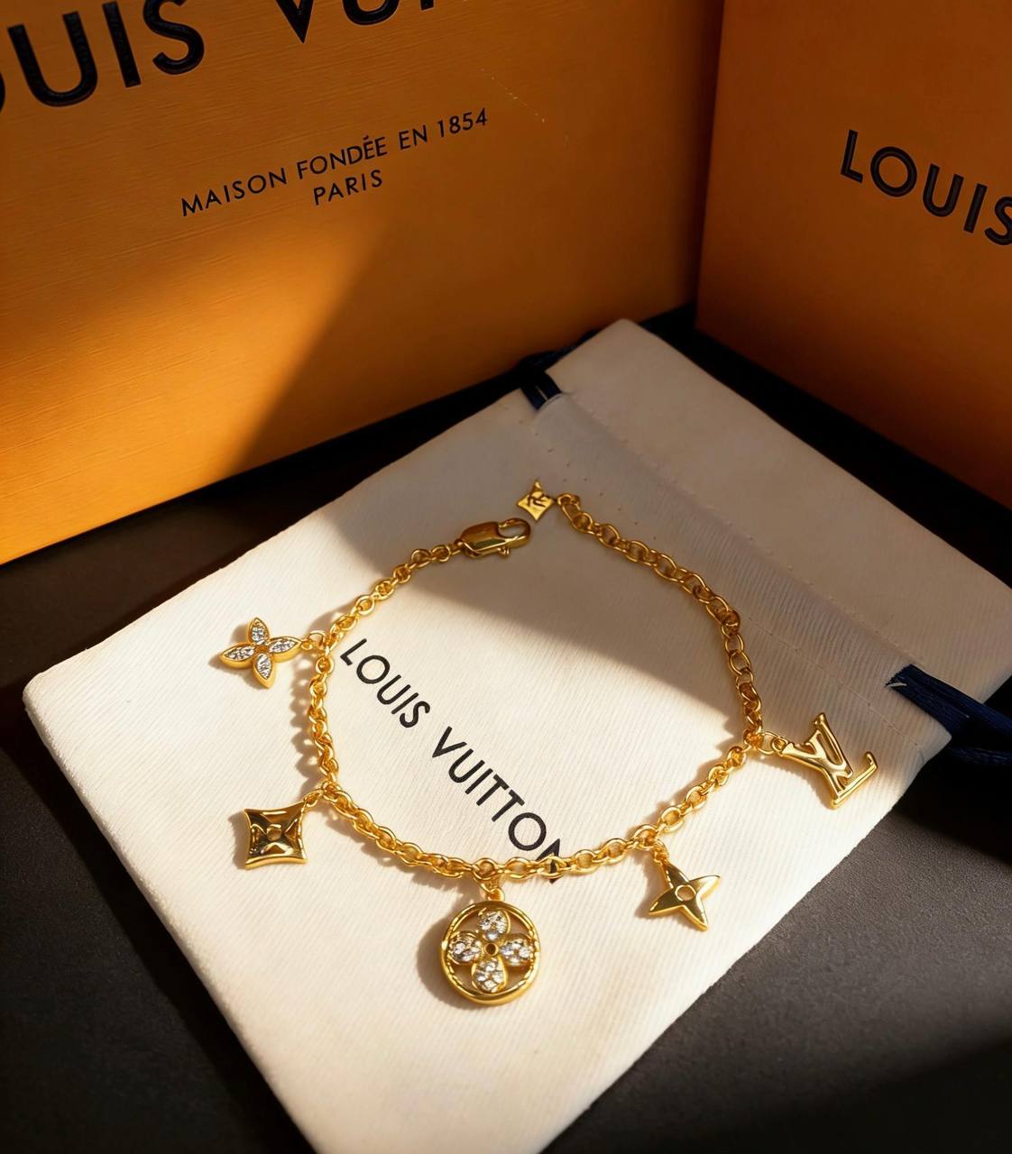 EACH BRACELET 
MASTER QUALITY💫✨
50 DHS🇦🇪
WITH BOX AND PAPER BAG 🎁🛍️

Zain89
♥️♥️♥️