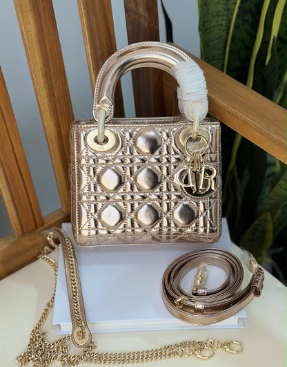 DIOR 
Super Master Quality 
Original Packing 
17cm

For Price 👇 WhatsApp✅
0568585901 
0507557372
0552275751 Owner Zain 👌

Zain321
♥️♥️♥️