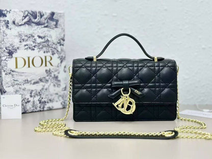 Dior 

have box
100 dhs🇦🇪🇦🇪

Zain07
♥️♥️♥️