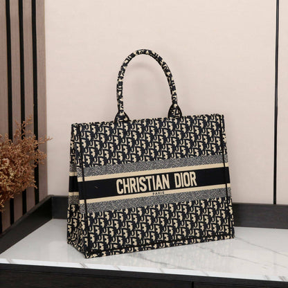 Dior
Best quality
With box’s
🎁🎁🎁

120 dhs❣️
size 41cm

Zain158
♥️♥️♥️
