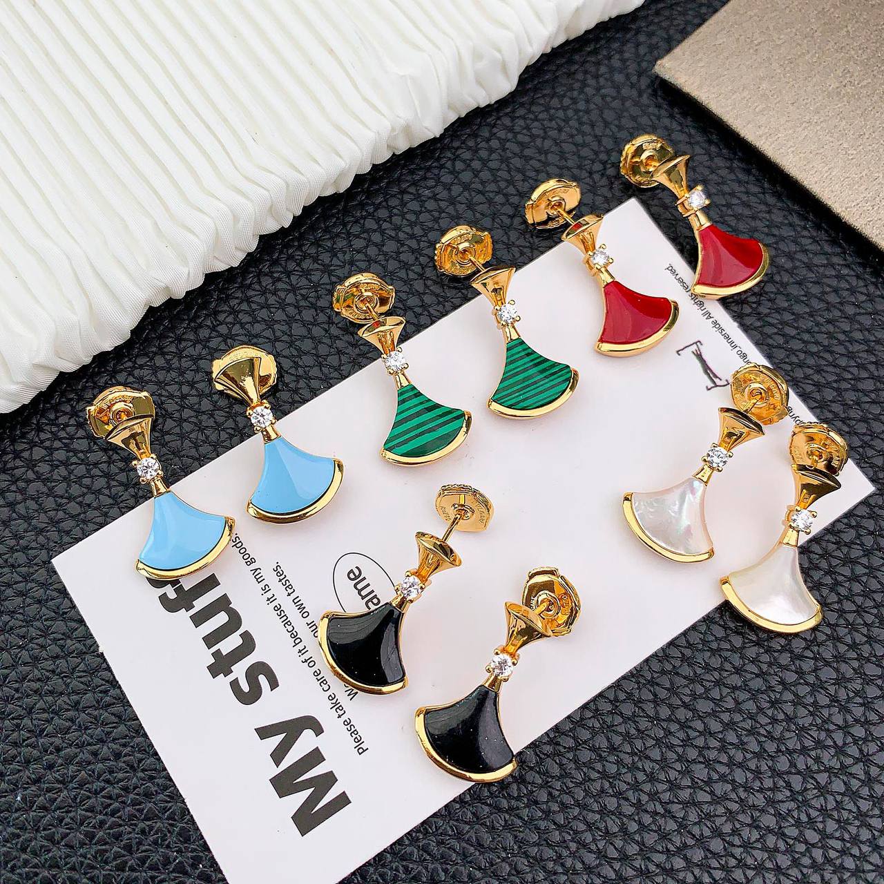 BVLGARI ❤️‍🔥*
Earring 🍁
Master quality 💯
With normal boxes 📦 
60 dhs🇦🇪
With master box 🗃️ 
90 dhs🇦🇪

Zain216
♥️♥️♥️