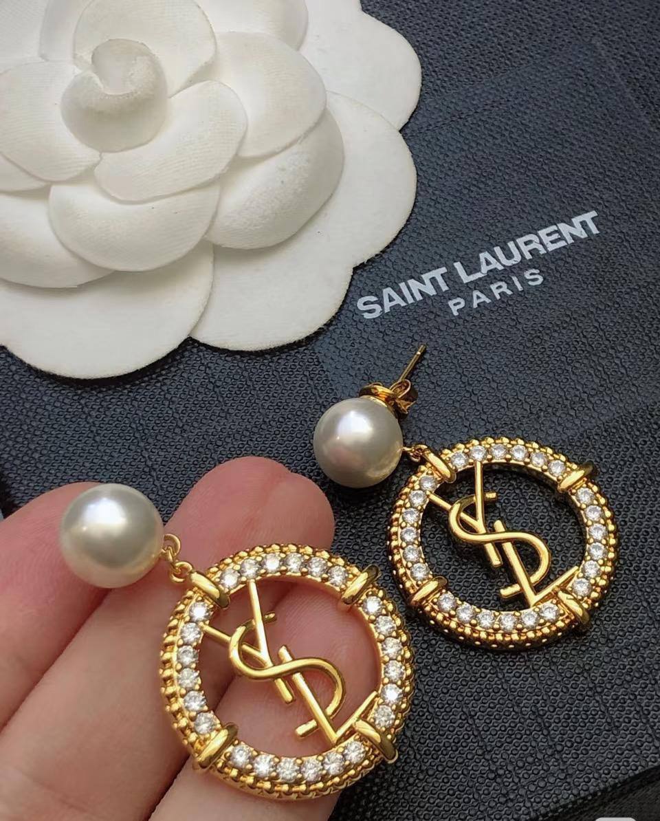 YSL 🦋*
Earring 🔥
Master quality 💯
With normal boxes 🗃️ 
And paper bag 🛍️
45 dhs✅

Zain216
♥️♥️♥️