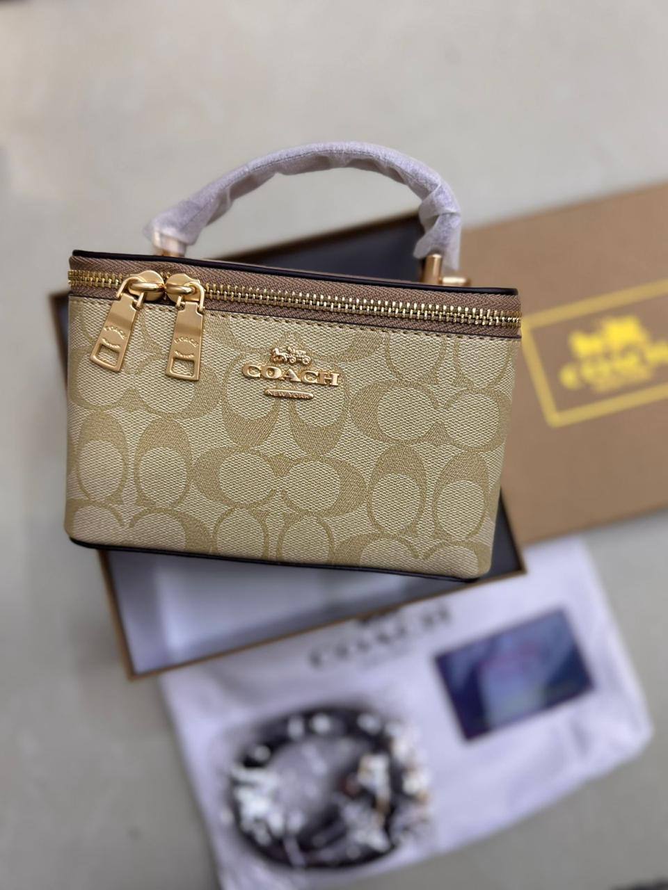 💗 Coach
1⃣️ First quality +🎁
Size: 18 * 11 cm
85 dhs🪙🌨️

with box🎁

Zain115
♥️♥️♥️