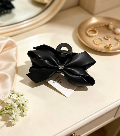 Chanel hair clip
Master quality 

55 dhs🇦🇪
with bag 

Zain48
♥️♥️♥️