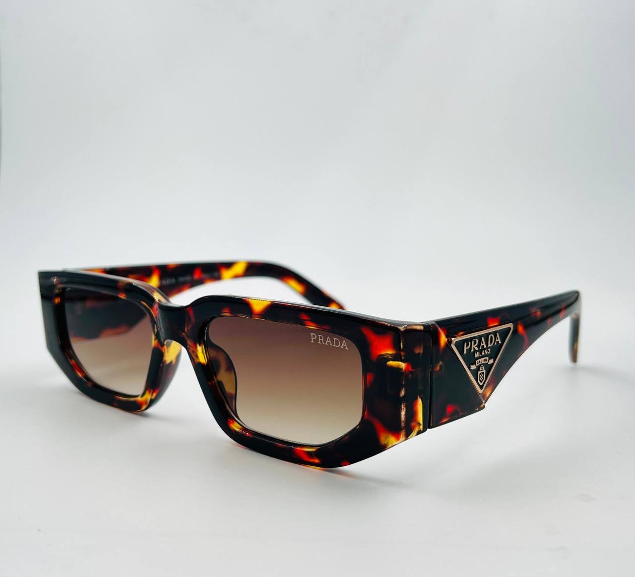 Prada💥*
Sunglasses 🕶️ 
good quality 💯
With master box 🗃️ 
50 dhs💓

Zain273
♥️♥️♥️