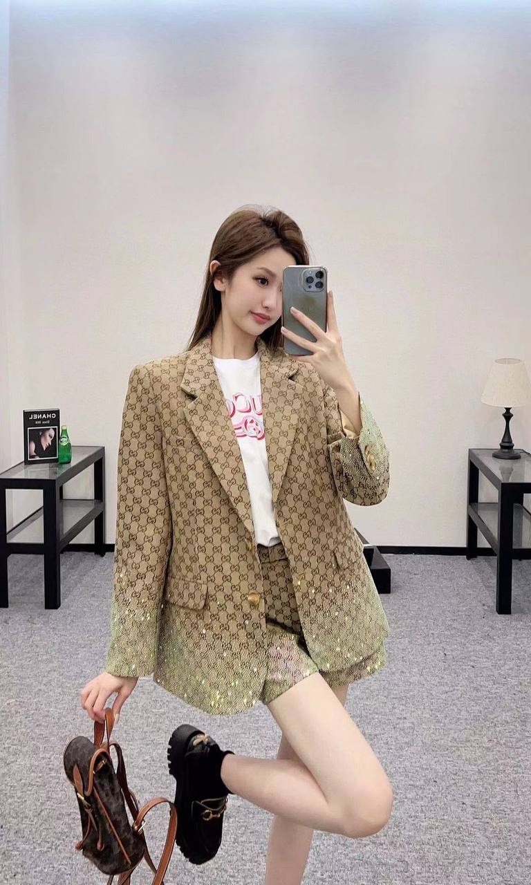 New collections         

350 DHS🇦🇪

good  quality  ✅ 

Sizes:S M L xl AVAILABLE NOW

Zain231
♥️♥️♥️