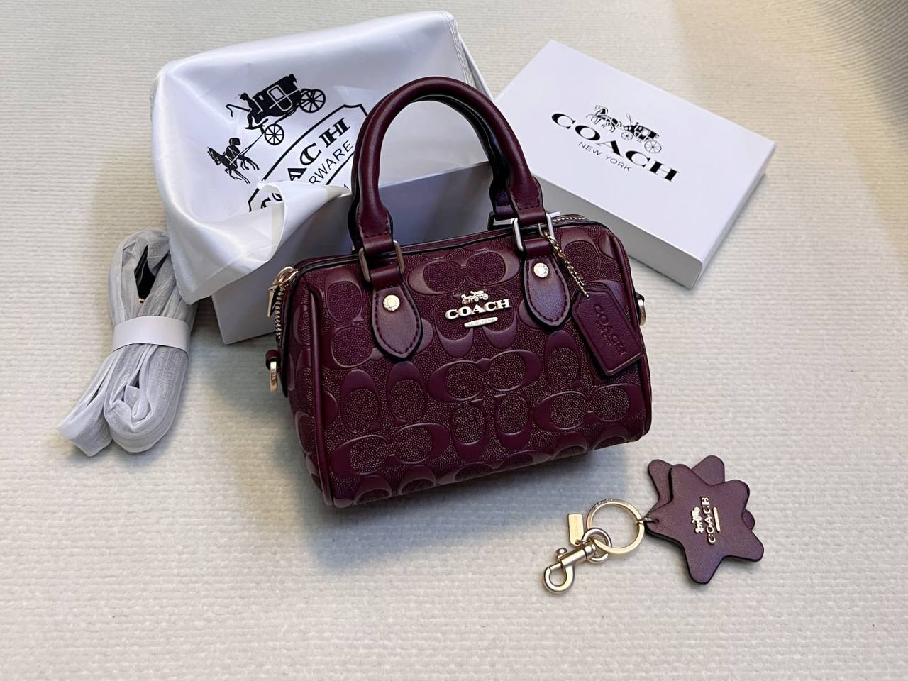 Coach
95 dhs✅

with box
🎁🎁🎁

size 18×10×12cm

Zain42
♥️♥️♥️