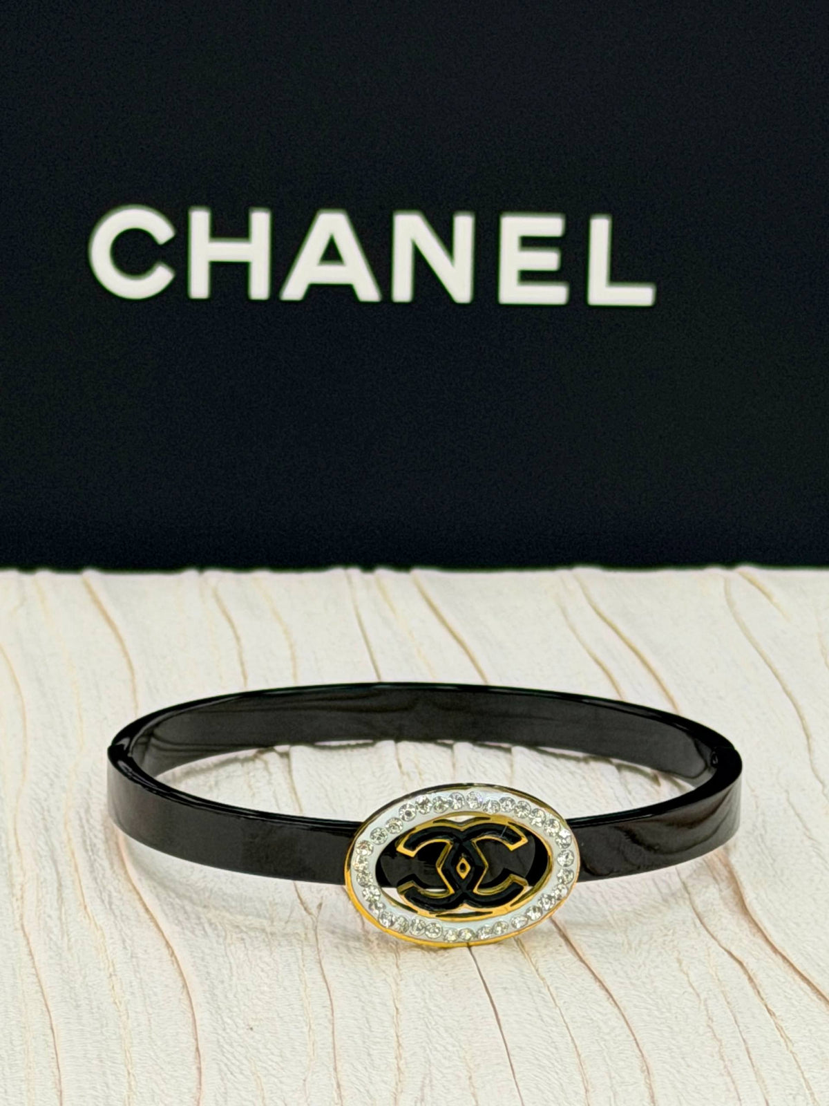 Bangle 🦋 

Stainless Steel 💯

With black boxes 
20 dhs🇦🇪🇦🇪

With brand boxes
30 dhs🇦🇪🇦🇪

Zain216
♥️♥️♥️