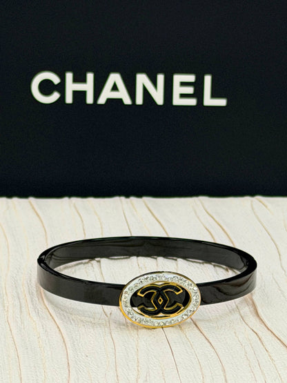 Bangle 🦋 

Stainless Steel 💯

With black boxes 
20 dhs🇦🇪🇦🇪

With brand boxes
30 dhs🇦🇪🇦🇪

Zain216
♥️♥️♥️