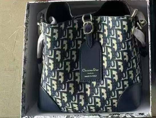 Bucket bag
Good quality 
110 dhs💓
With box 📦

Zain70
♥️♥️♥️