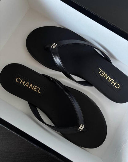*CHANEL 
☘️ *SIZE  36  to 41 ☘️                                                                                                       
190 dhs🇦🇪🇦🇪

Zain224
♥️♥️♥️