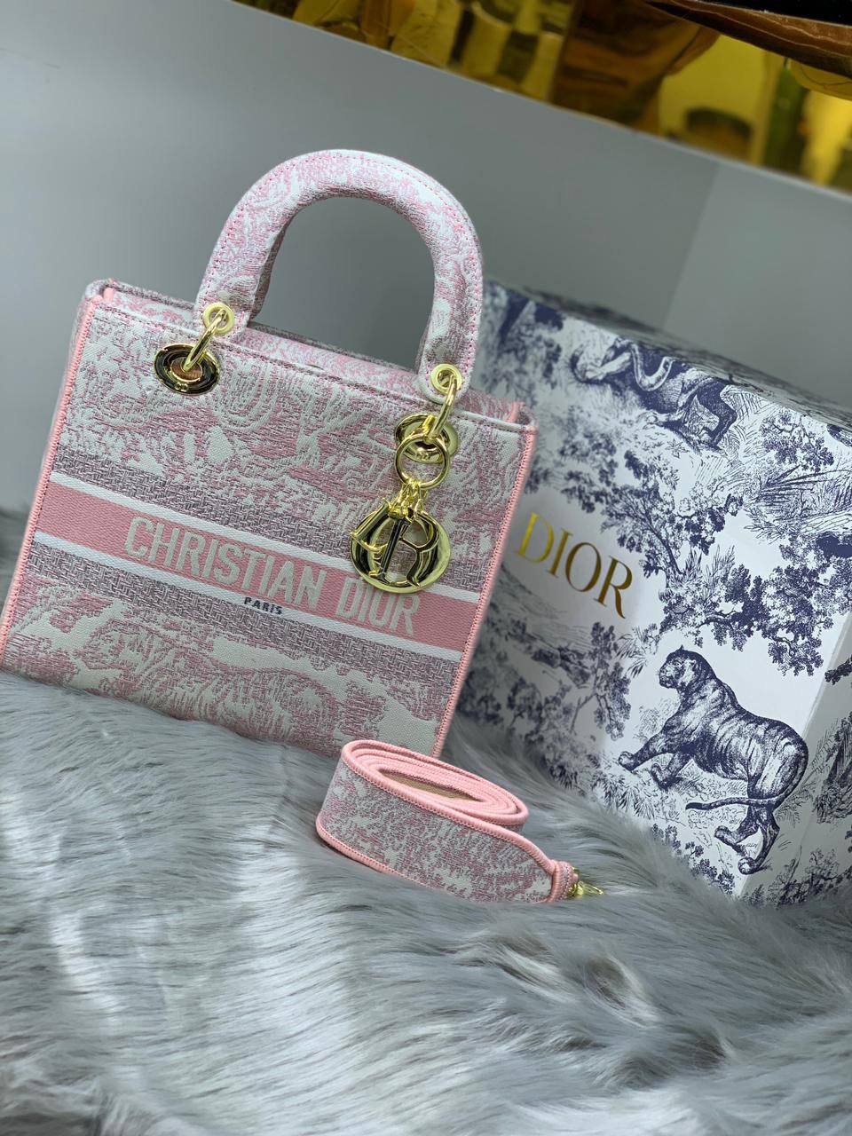 Dior
24cm  
120 dhs🪙🌨️

with box
🎁🎁🎁

Zain244
♥️♥️♥️