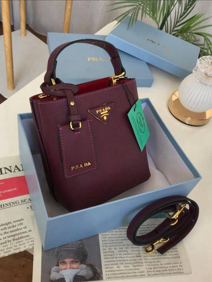 Prada
115 dhs✅

Good-quality 

with box
🎁🎁🎁

Zain35
♥️♥️♥️