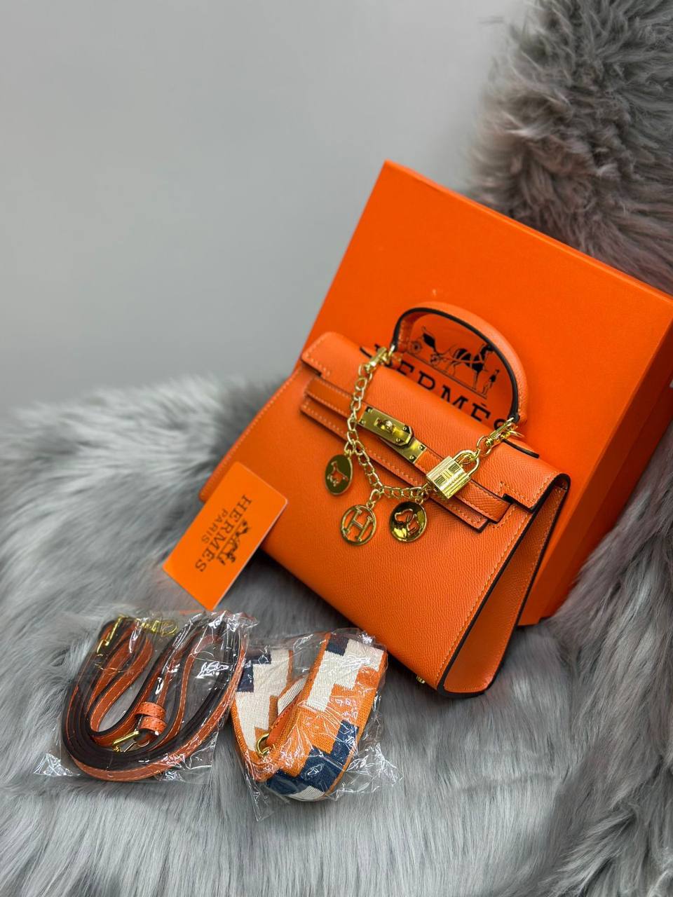 HERMES
SIZE……….  22  CM🌷
90 dhs🪙💕

with BOX✅

Zain51
♥️♥️♥️