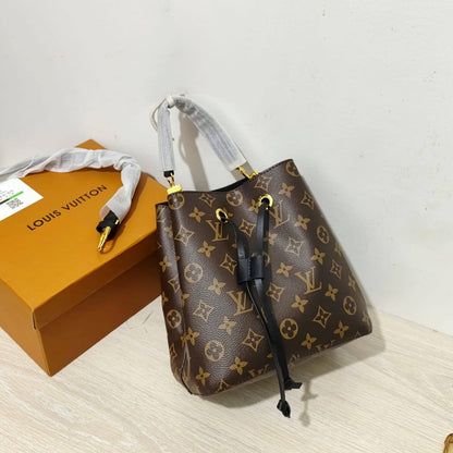 LV
90 dhs💓
high quality 
With box  
  22cm

Zain26
♥️♥️♥️