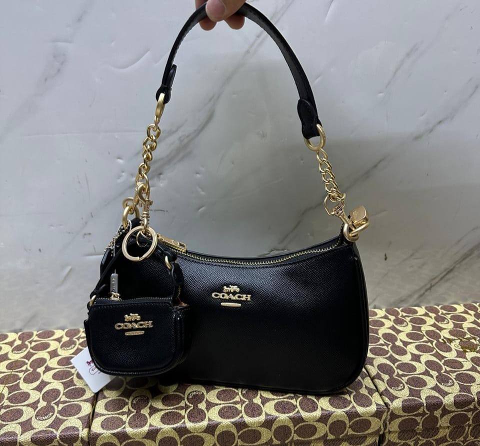 Coach

with box
🎁🎁🎁

95 dhs🪙🌨️

Zain143
♥️♥️♥️