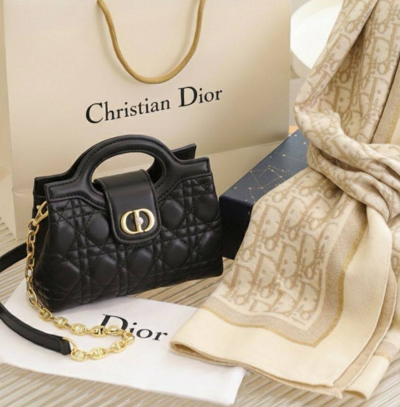 Dior
110 dhs🪙🌨️
With box 📦 
Size.  20cm. 

Zain175
♥️♥️♥️
