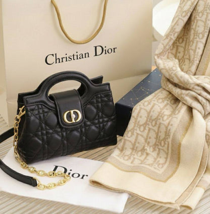 Dior
110 dhs🪙🌨️
With box 📦 
Size.  20cm. 

Zain175
♥️♥️♥️