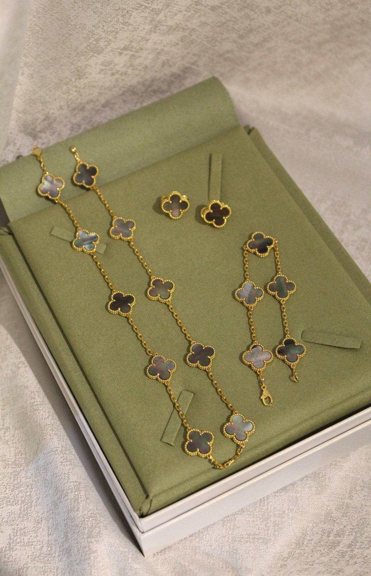 VanCleef & Arpels 💚
Magic Alhambra Full Set
⁠Necklace 10 Motifs
⁠Bracelet 5 Motifs
⁠Earings 1 Motif
18K gold plated
Super master quality 
For Price 👇 WhatsApp✅
0568585901 
0507557372
0552275751 Owner Zain 👌
Zain106
♥️♥️♥️