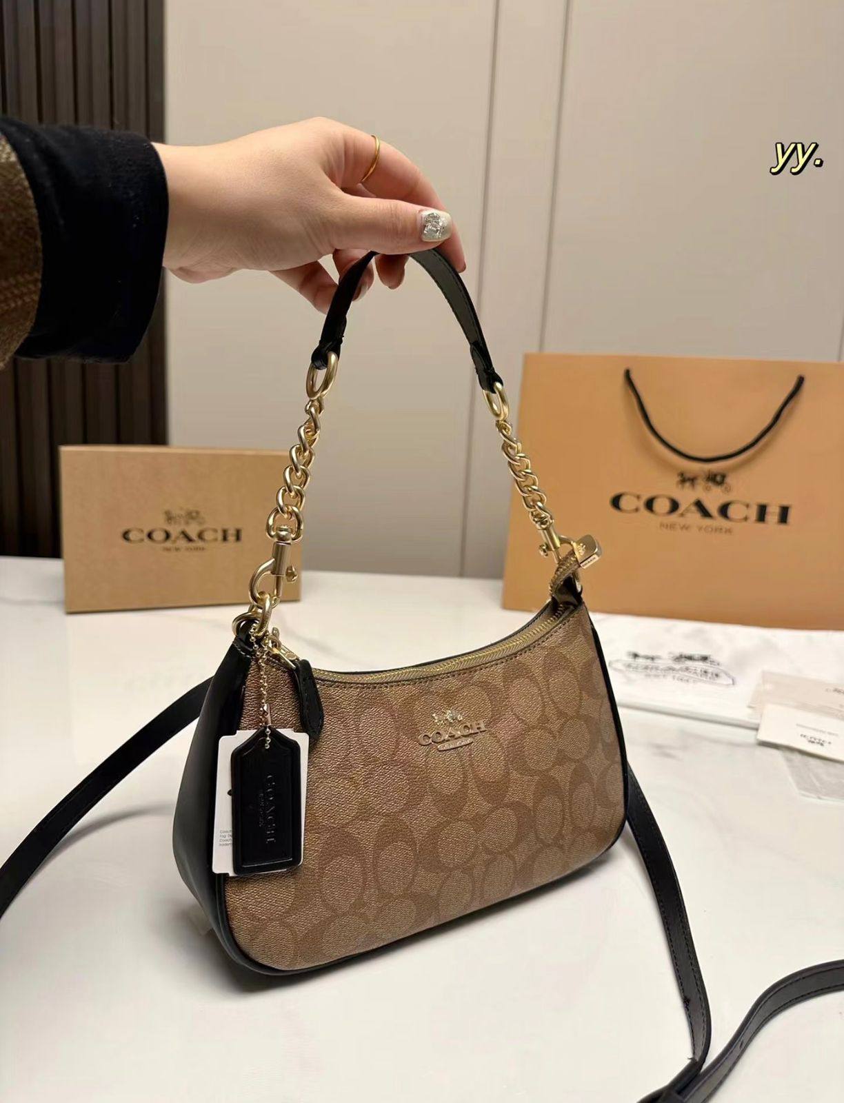 Coach
90 dhs❣️

size：24cm
With the box
🎁🎁🎁

Zain35
♥️♥️♥️